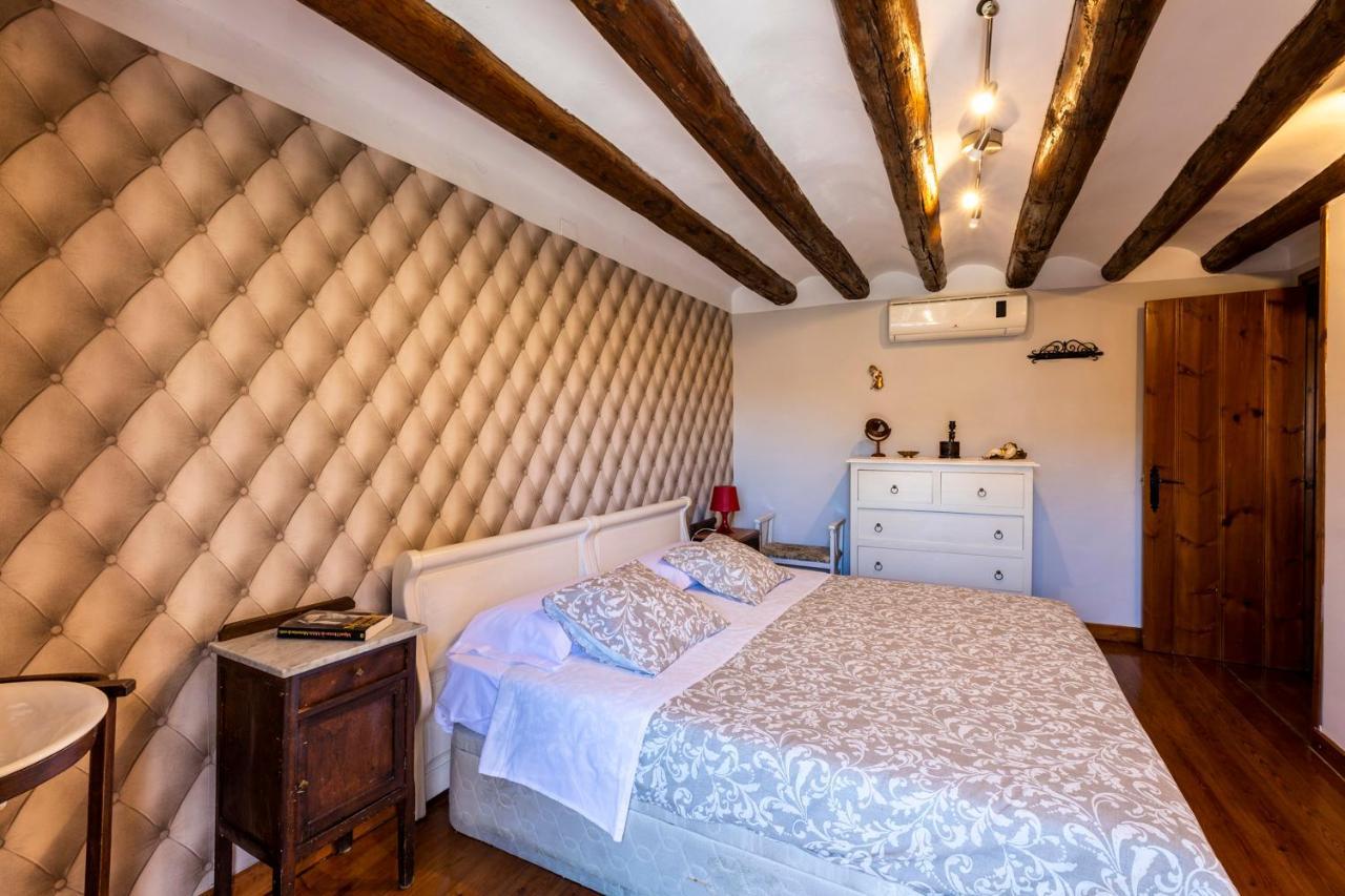 Apartamentos Vino Tinto Y Restaurante Tomate Rosa Adahuesca Eksteriør billede