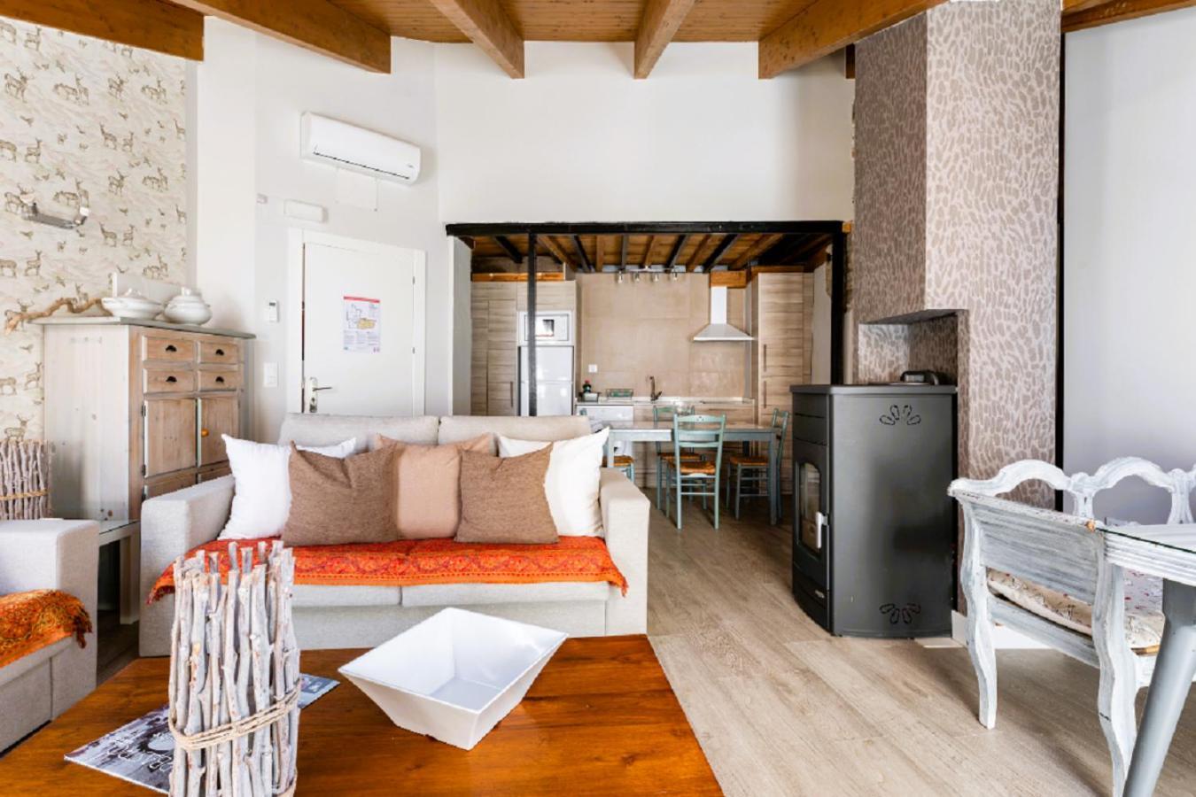 Apartamentos Vino Tinto Y Restaurante Tomate Rosa Adahuesca Eksteriør billede