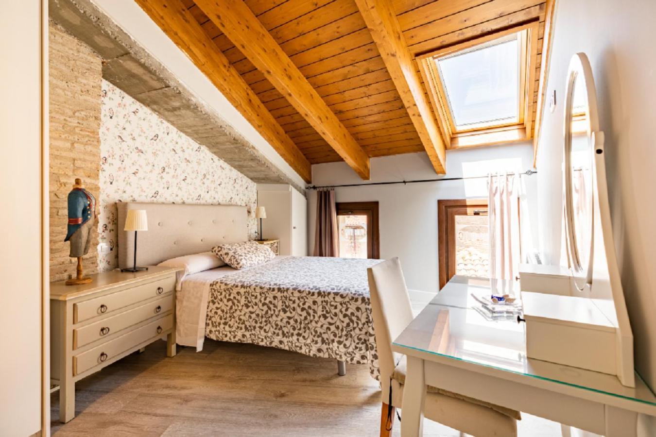 Apartamentos Vino Tinto Y Restaurante Tomate Rosa Adahuesca Eksteriør billede
